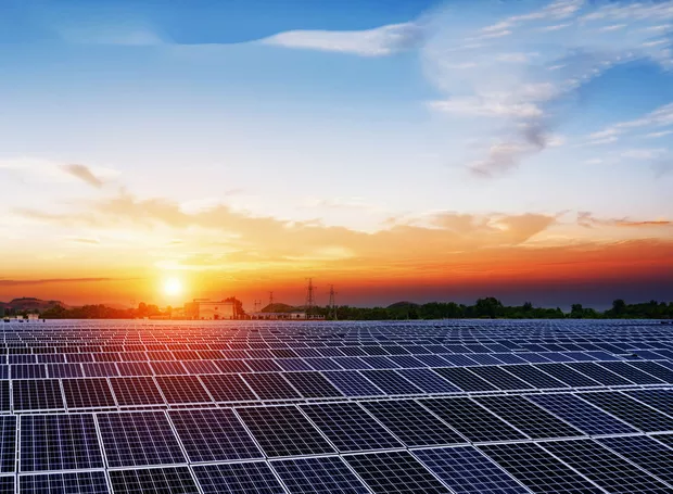 Análise Comparativa: Eficiência de Sistemas de Energia Solar Fotovoltaica versus Energia Solar Térmica